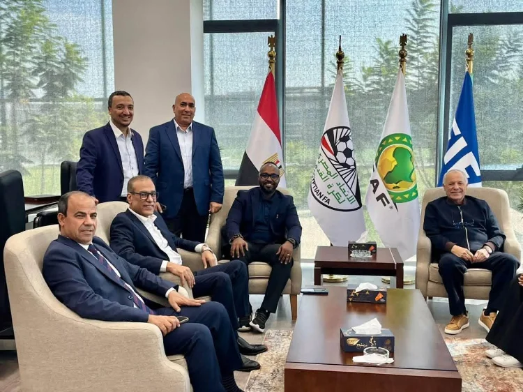 صور أبو ريدة يستقبل وفد الاتحاد الدولي لمناقشة مشروعات فيفا للأمام