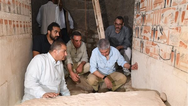 وزير السياحة يتفقد كشفا أثريا جديدا بسقارة.. مقبرة «وني» بنقوش كاملة وأدوات برونزية نادرة