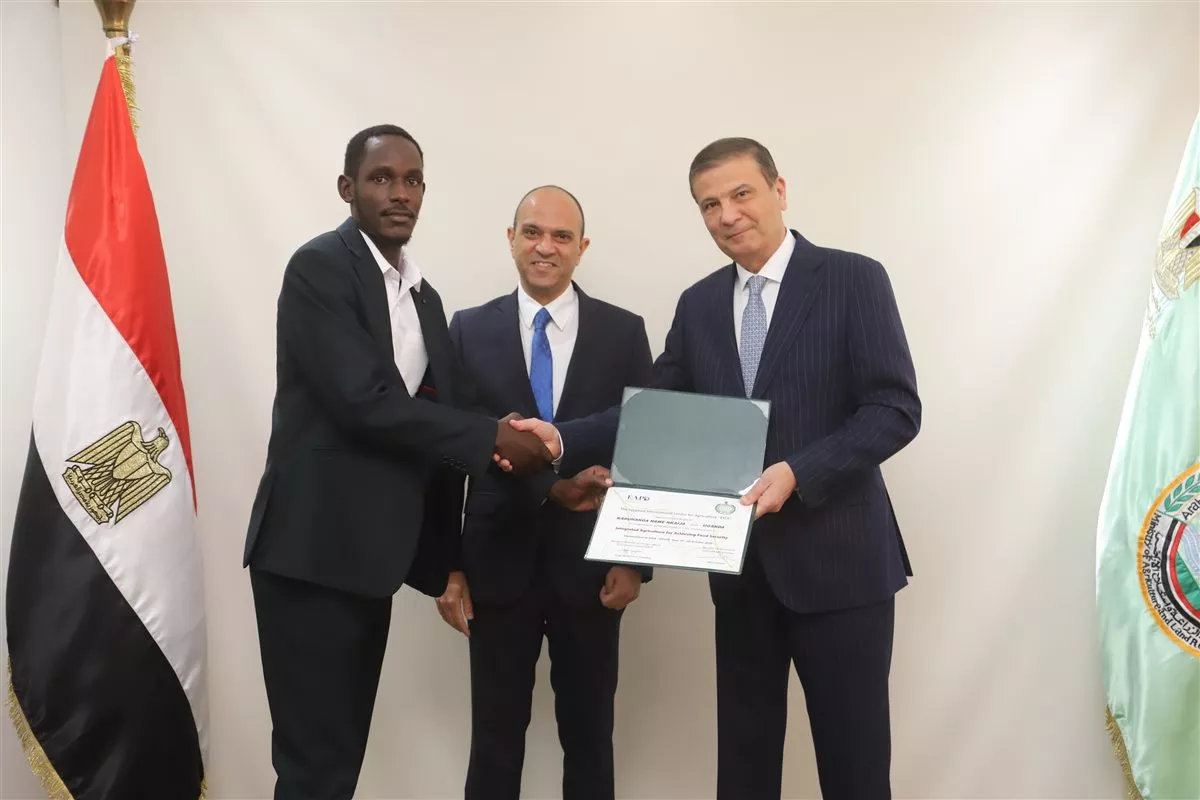 وزير الزراعة يسلم شهادات التخرج لـ10 متدربين من أوغندا بختام برنامج تدريبي حول «الأمن الغذائي» 4 وزير الزراعة يسلم شهادات التخرج لـ10 متدربين من أوغندا بختام برنامج تدريبي حول «الأمن الغذائي»