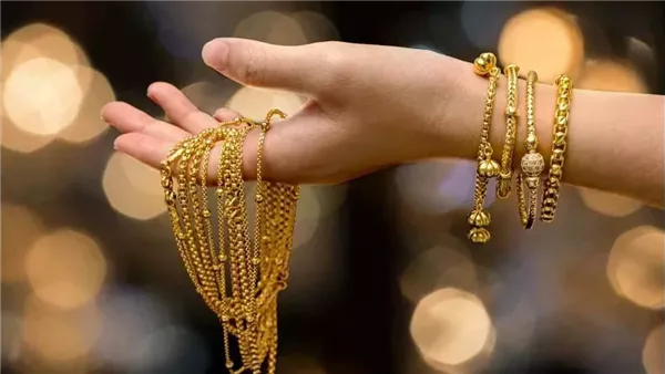 عيار 21 يفقد مكاسبه رغم صعود الدولار.. ماذا يحدث للذهب؟