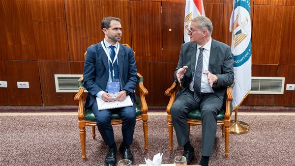 وزير البترول يبحث مع «توتال إنرجيز» تسريع ربط غاز «كرونوس» القبرصي بمصر 1 وزير البترول يبحث مع «توتال إنرجيز» تسريع ربط غاز «كرونوس» القبرصي بمصر