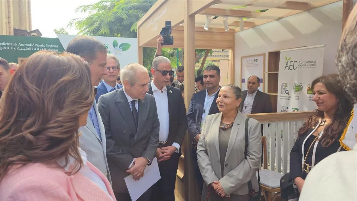 وزراء ومحافظون يزورون جناح التصديري للصناعات الغذائية بمهرجان النباتات الطبية والعطرية
