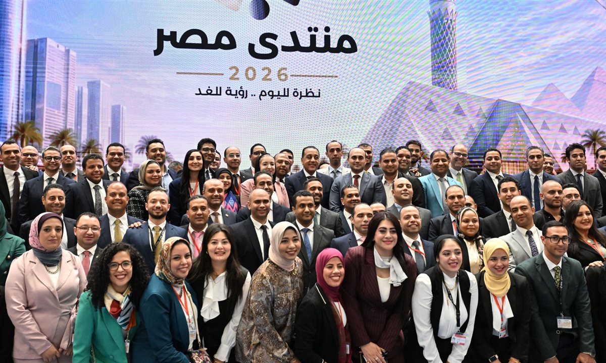رئيس الوزراء يشكر فرق العمل المُنظمة لـ "منتدى مصر 2026".. صور 8 رئيس الوزراء يشكر فرق العمل المُنظمة لـ "منتدى مصر 2026".. صور