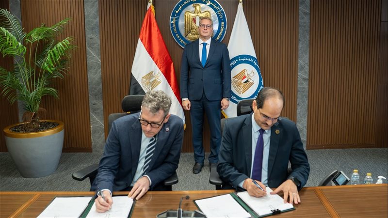وزير البترول يشهد اتفاقية للبحث عن الزيت الخام بمنطقة لوتس البحرية بالبحر المتوسط