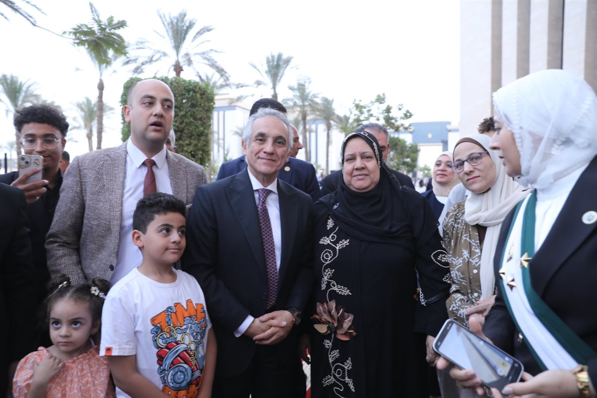 وزير العدل يصافح أهالي أعضاء الهيئات القضائية الجدد ويشاركهم فرحة حلف اليمين