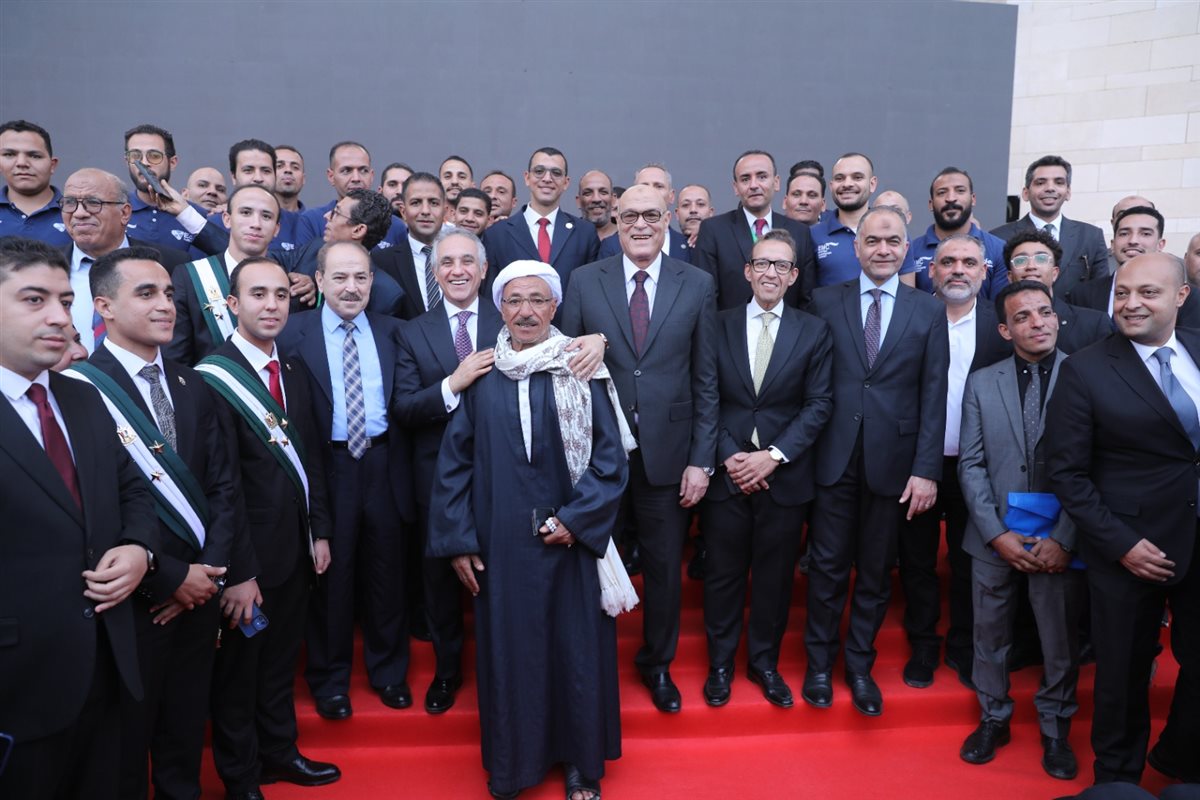 وزير العدل يصافح أهالي أعضاء الهيئات القضائية الجدد ويشاركهم فرحة حلف اليمين
