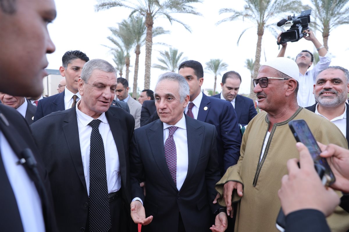 وزير العدل يصافح أهالي أعضاء الهيئات القضائية الجدد ويشاركهم فرحة حلف اليمين