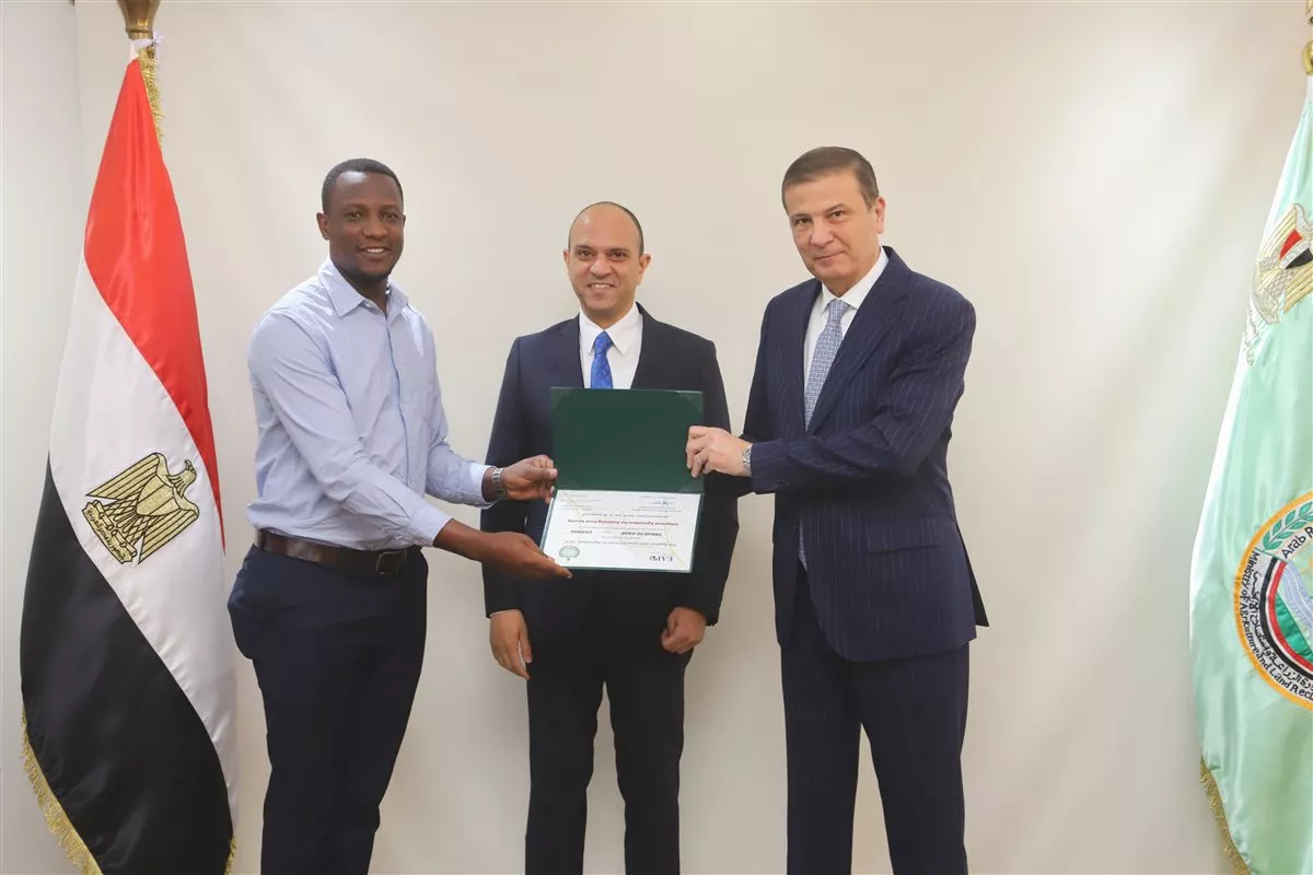 وزير الزراعة يسلم شهادات التخرج لـ10 متدربين من أوغندا بختام برنامج تدريبي حول «الأمن الغذائي» 1 وزير الزراعة يسلم شهادات التخرج لـ10 متدربين من أوغندا بختام برنامج تدريبي حول «الأمن الغذائي»