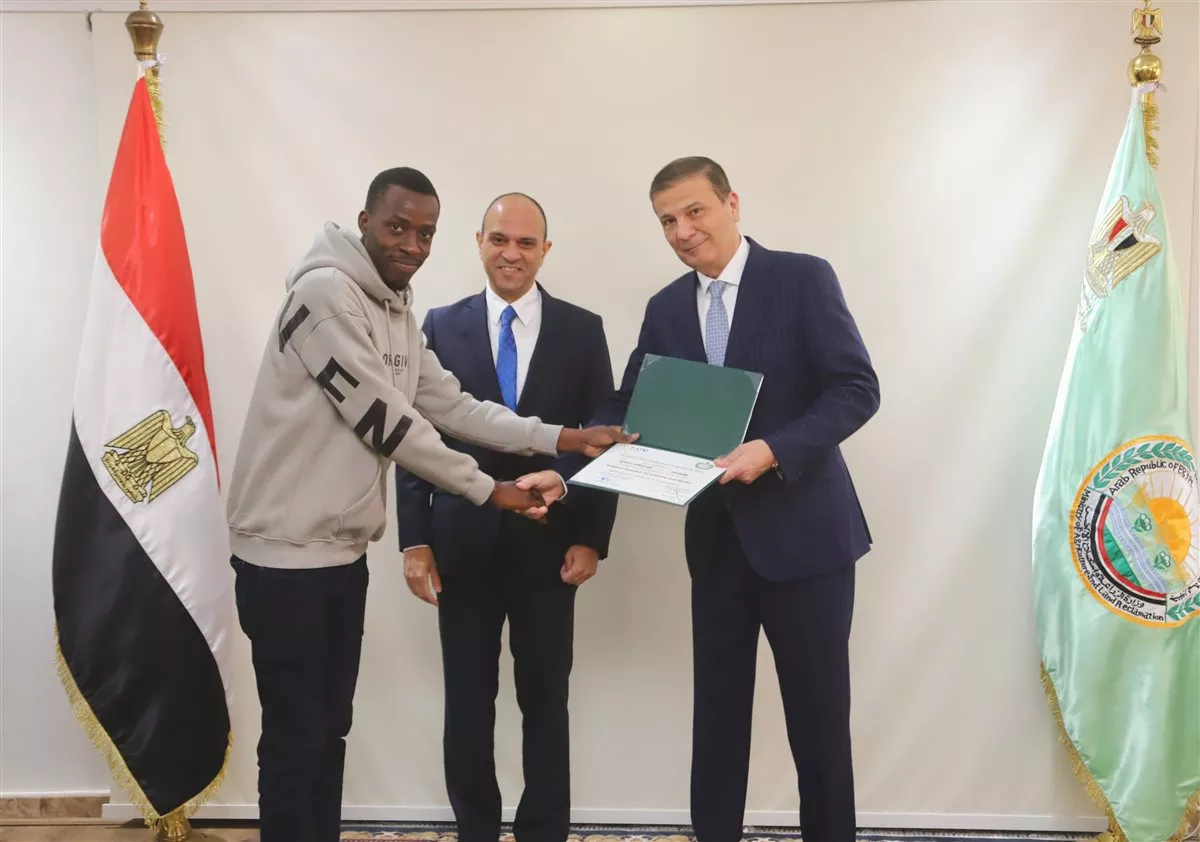 وزير الزراعة يسلم شهادات التخرج لـ10 متدربين من أوغندا بختام برنامج تدريبي حول «الأمن الغذائي» 2 وزير الزراعة يسلم شهادات التخرج لـ10 متدربين من أوغندا بختام برنامج تدريبي حول «الأمن الغذائي»