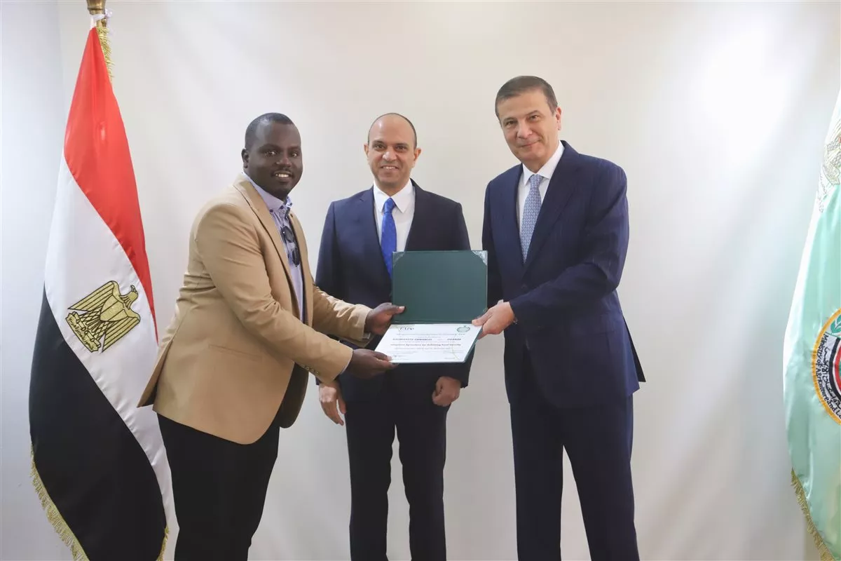 وزير الزراعة يسلم شهادات التخرج لـ10 متدربين من أوغندا بختام برنامج تدريبي حول «الأمن الغذائي» 3 وزير الزراعة يسلم شهادات التخرج لـ10 متدربين من أوغندا بختام برنامج تدريبي حول «الأمن الغذائي»