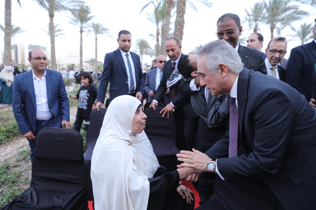 وزير العدل يصافح أهالي أعضاء الهيئات القضائية الجدد ويشاركهم فرحة حلف اليمين