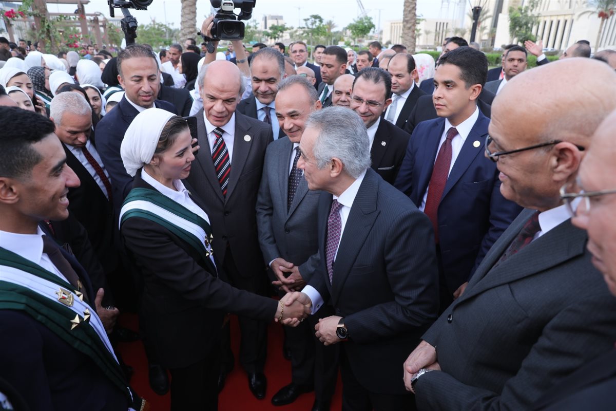 وزير العدل يصافح أهالي أعضاء الهيئات القضائية الجدد ويشاركهم فرحة حلف اليمين