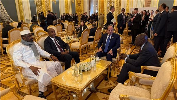 السيسي يجمع البرهان وروتو وغويتا في لقاء على هامش القمة الروسية الإفريقية بموسكو.. "صور" 1 السيسي يجمع البرهان وروتو وغويتا في لقاء على هامش القمة الروسية الإفريقية بموسكو.. "صور"