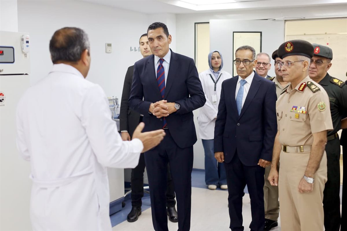 مركز البحوث الطبية والطب التجديدي للقوات المسلحة يستقبل وزير الشباب والرياضة.. صور