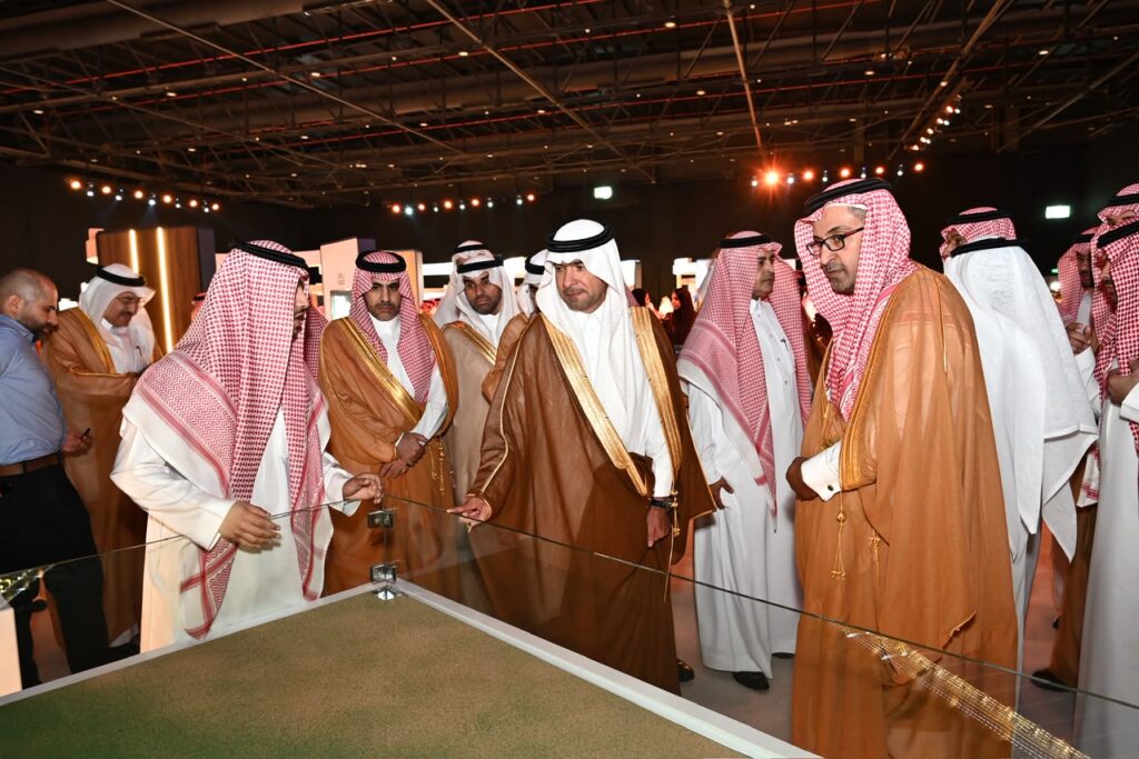 أمير الشرقية يدشن شركة «أشراق للتنمية والتطوير» ويشهد وضع حجر الأساس والإعلان عن مشاريع واتفاقيات استثمارية نوعية 3 أمير الشرقية يدشن شركة «أشراق للتنمية والتطوير» ويشهد وضع حجر الأساس والإعلان عن مشاريع واتفاقيات استثمارية نوعية