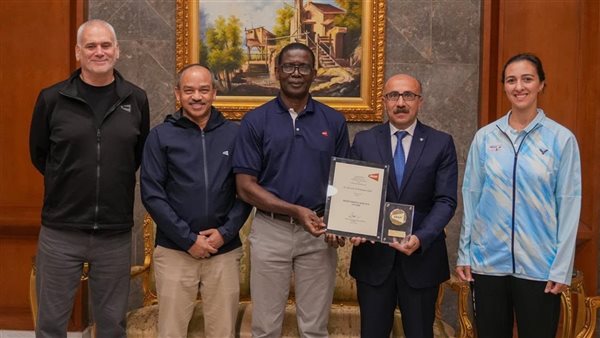 "التهامي" يتسلم جائزة الاستحقاق والتميز من الاتحاد الدولي للريشة الطائرة 1 "التهامي" يتسلم جائزة الاستحقاق والتميز من الاتحاد الدولي للريشة الطائرة