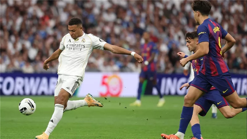 تسريب اسم الحكم المرشح لإدارة الكلاسيكو بين برشلونة وريال مدريد