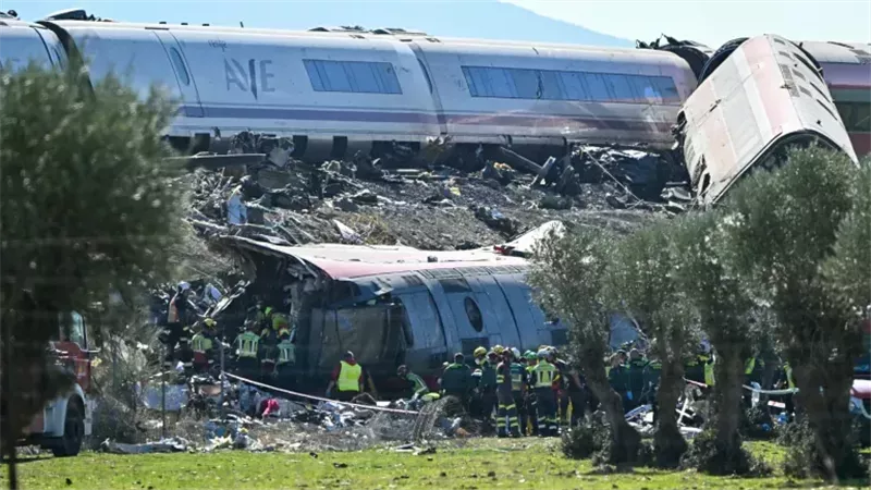 حادث القطارين في إسبانيا يؤجل 24 مباراة بكأس الملك، وريال مدريد وبرشلونة يعلنان الحداد 1 حادث القطارين في إسبانيا يؤجل 24 مباراة بكأس الملك، وريال مدريد وبرشلونة يعلنان الحداد