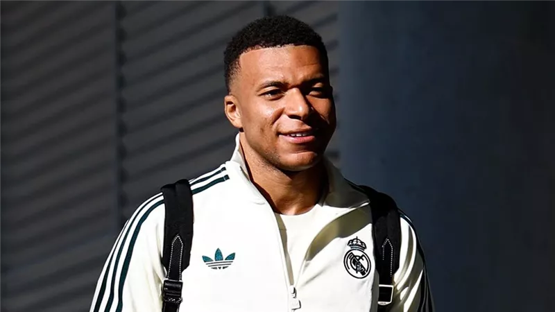 ريال مدريد يطير إلى برشلونة لخوض مباراة الكلاسيكو (فيديو)