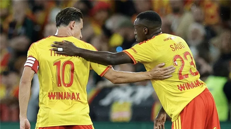 لانس يهزم نادي باريس 2-1 ويتقدم للمركز السادس بالدوري الفرنسي