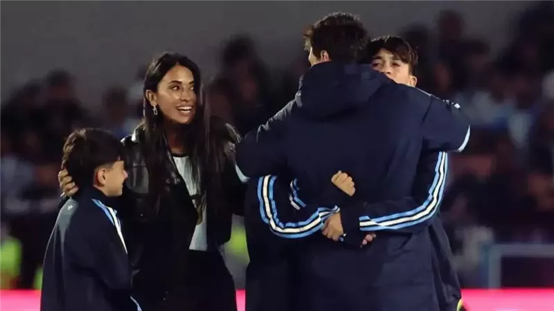 لحظة بكاء أبناء ميسي في مباراته الوداعية لمنتخب الأرجنتين (فيديو)