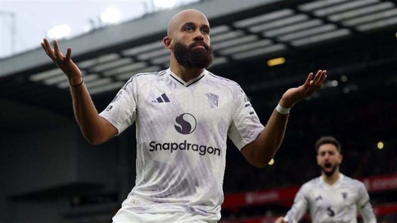 مانشستر يونايتد يتقدم على ليدز 1-0 في الشوط الأول 1 مانشستر يونايتد يتقدم على ليدز 1-0 في الشوط الأول