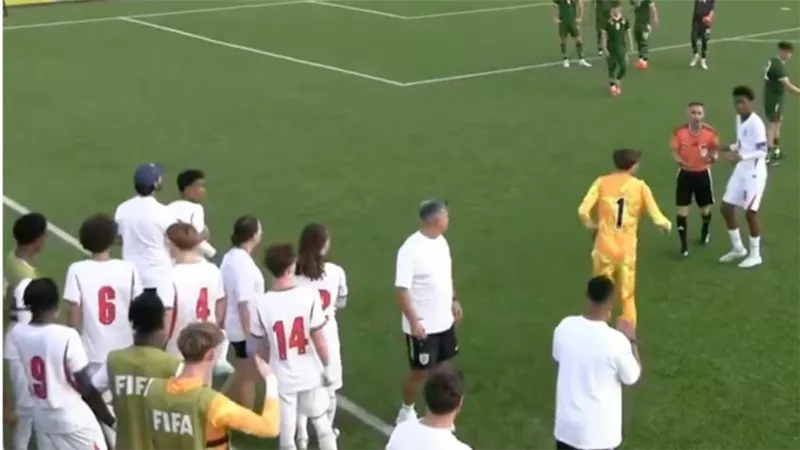 منتخب إنجلترا يغادر أرض الملعب إثر تعرضه لإساءات عنصرية في مونديال الناشئين (فيديو)