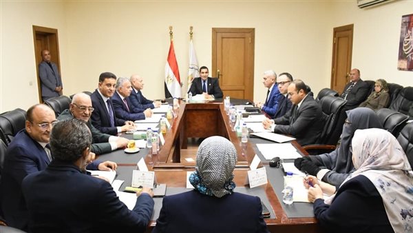 وزير الشباب يتابع مع إدارة هيئة استاد القاهرة مستجدات العمل وخطط التطوير 1 وزير الشباب يتابع مع إدارة هيئة استاد القاهرة مستجدات العمل وخطط التطوير